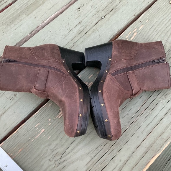 CLARKS Brown Leather Chelsea Zipper Buckle Ankle Boots Heels Women 6.5M  39320 - Picture 3 of 11